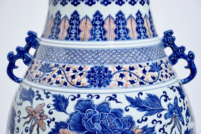 Een Chinese koperrode en onderglazuur blauwe hu vaas met pioenslingers, Qianlong merk, 19e eeuw