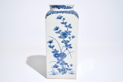 Een vierkante Japanse blauwwitte fles met decor in Kakiemon-stijl, Arita, 17/18e eeuw