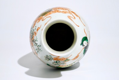 Un vase en porcelaine de Chine famille verte &agrave; d&eacute;cor mythologique, 19&egrave;me