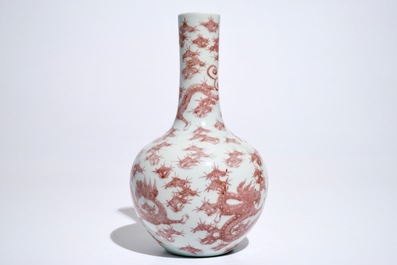 Een Chinese onderglazuur rode flesvormige drakenvaas, 19/20e eeuw