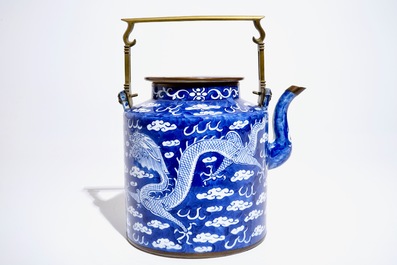 Een grote Chinese blauwwitte theepot met draken, 19/20e eeuw