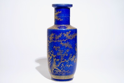 Een Chinese poederblauwe rouleau vaas met verguld decor, 19e eeuw