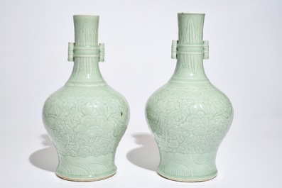 Een paar Chinese celadon pijpenkopvazen met onderglazuur decor, 19e eeuw