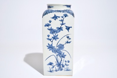 Een vierkante Japanse blauwwitte fles met decor in Kakiemon-stijl, Arita, 17/18e eeuw