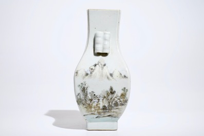 Un vase de forme fanghu en porcelaine de Chine qianjiang cai, 19/20&egrave;me