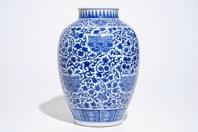 Un vase en porcelaine de Chine bleu et blanc aux rinceaux de pivoine, 19&egrave;me