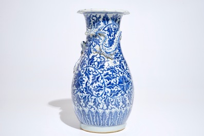 Un vase en porcelaine de Chine bleu et blanc aux rinceaux de lotus, 19&egrave;me