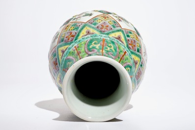 Un vase en porcelaine de Chine famille verte aux animaux exotiques, 19&egrave;me