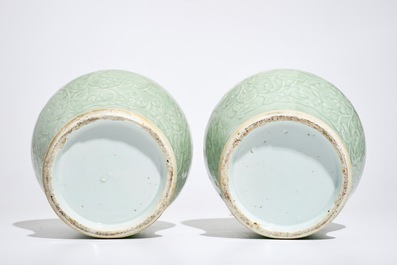 Een paar Chinese celadon pijpenkopvazen met onderglazuur decor, 19e eeuw