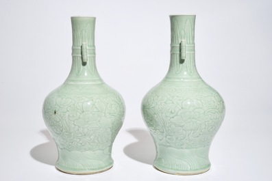 Een paar Chinese celadon pijpenkopvazen met onderglazuur decor, 19e eeuw