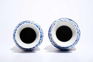 Deux de vases de forme rouleau en porcelaine de Chine bleu et blanc aux dragons, Kangxi
