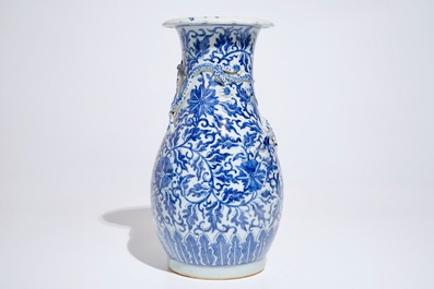 Un vase en porcelaine de Chine bleu et blanc aux rinceaux de lotus, 19&egrave;me