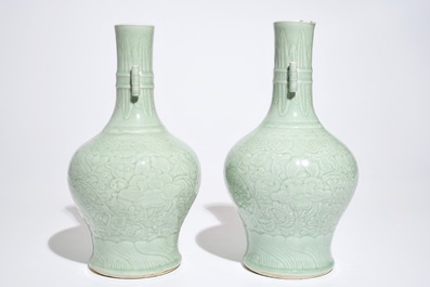 Een paar Chinese celadon pijpenkopvazen met onderglazuur decor, 19e eeuw