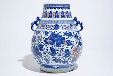 Un vase de fome hu en porcelaine de Chine &agrave; d&eacute;cor en rouge de cuivre et bleu, marque de Qianlong, 19&egrave;me