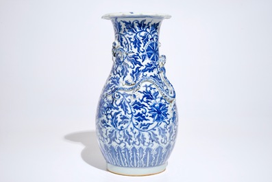 Un vase en porcelaine de Chine bleu et blanc aux rinceaux de lotus, 19&egrave;me