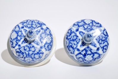Een paar Chinese blauwwitte urnen met deksels, Kangxi