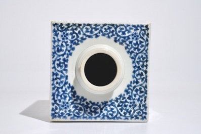 A Japanese Arita blue and white square canister with floral design, 17/18th C.