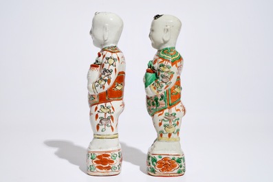 Une paire de figures des fr&egrave;res Hehe Er Xian en porcelaine de Chine famille verte, Kangxi