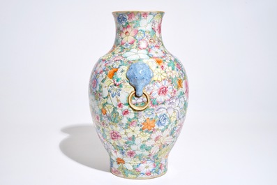 Un vase millefleurs de forme hu en porcelaine de Chine famille rose, marque de Qianlong, 19/20&egrave;me