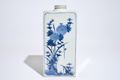 A Japanese Arita blue and white square canister with floral design, 17/18th C.