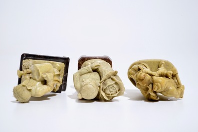Drie Chinese zeepstenen figuren, Culturele Revolutie, 3e kwart 20e eeuw