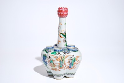 Un vase tulipi&egrave;re en porcelaine de Chine verte-rose, marque de Qianlong, 19&egrave;me