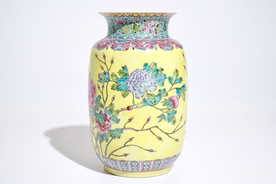 Un vase en porcelaine de Chine famille rose sur fond jaune, marque de Qianlong, R&eacute;publique, 20&egrave;me