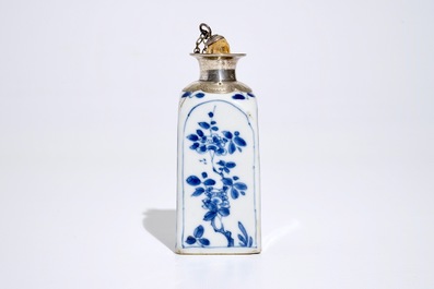 Une bouteille de forme carr&eacute;e en porcelaine de Chine bleu et blanc, mont&eacute;e en argent, Kangxi