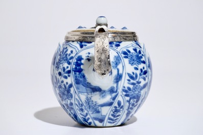 Une th&eacute;i&egrave;re en porcelaine de Chine bleu et blanc mont&eacute;e en argent, Kangxi