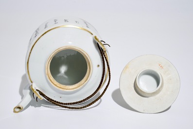 Une th&eacute;i&egrave;re en porcelaine de Chine qianjiang cai, marque de Tongzhi, 19/20&egrave;me