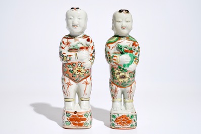 Une paire de figures des fr&egrave;res Hehe Er Xian en porcelaine de Chine famille verte, Kangxi