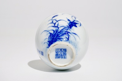 Een Chinese blauwwitte &quot;scholar&quot; vaas met een grote karekiet tussen riet, gesigneerd Wang Bu (1898&ndash;1968)