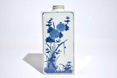 Een vierkante Japanse blauwwitte fles met floraal decor, Arita, 17/18e eeuw