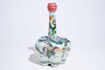 A Chinese verte-rose tulip vase, Qianlong mark, 19th C.