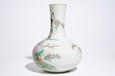 Un vase en porcelaine de Chine famille rose aux oiseaux, fleurs et papillons, 19/20&egrave;me