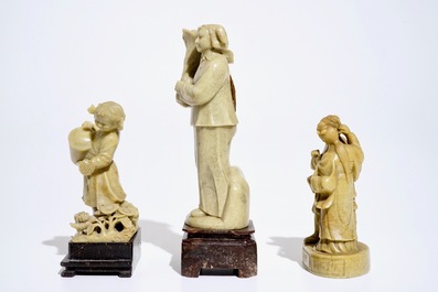 Trois figures en pierre de savon sculpt&eacute;e, Chine, &eacute;poque R&eacute;volution Culturelle, 3&egrave;me quart du 20&egrave;me