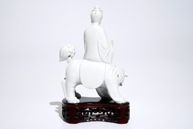 Een Chinees Dehua blanc de Chine model van Guanyin op een boeddhistische leeuw, 19e eeuw