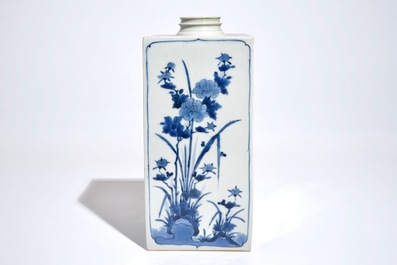 Een vierkante Japanse blauwwitte fles met floraal decor, Arita, 17/18e eeuw