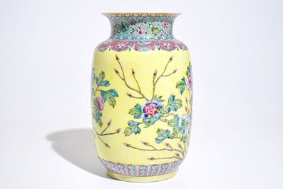 Un vase en porcelaine de Chine famille rose sur fond jaune, marque de Qianlong, R&eacute;publique, 20&egrave;me