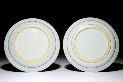 Deux assiettes en porcelaine de Chine bleu et blanc d'apr&egrave;s un mod&egrave;le en Delft, Kangxi