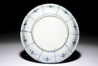Een Chinees blauwwit kraak porseleinen bord met een hert, Ming, Wanli