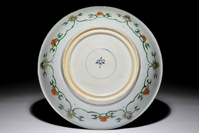 Un plat en porcelaine de Chine famille verte &agrave; d&eacute;cor d'un lion bouddhiste, Kangxi