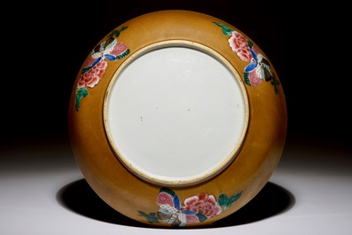 Un plat en porcelaine de Chine famille rose au dos caf&eacute; au lait, Qianlong