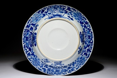 Un plat ombilic en porcelaine de Chine bleu et blanc, Kangxi