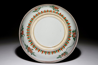 Een Chinese wucai schotel met pioenrozendecor, Kangxi