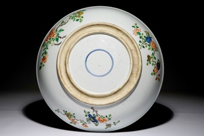 Un grand plat en porcelaine de Chine famille verte, 19/20&egrave;me