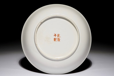 Une assiette en porcelaine de Chine &agrave; d&eacute;cor de Shou Lao avec une p&ecirc;che, marque de Qianlong, R&eacute;publique