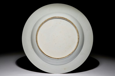 Un grand plat en porcelaine de Chine famille rose &agrave; d&eacute;cor d'antiquit&eacute;s, Qianlong