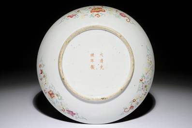Un plat aux dragons en porcelaine de Chine rouge de fer et dor&eacute;, marque et &eacute;poque de Guangxu
