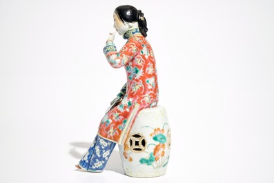 Een Chinees famille rose model van een dame op een tuinzit, 19e eeuw